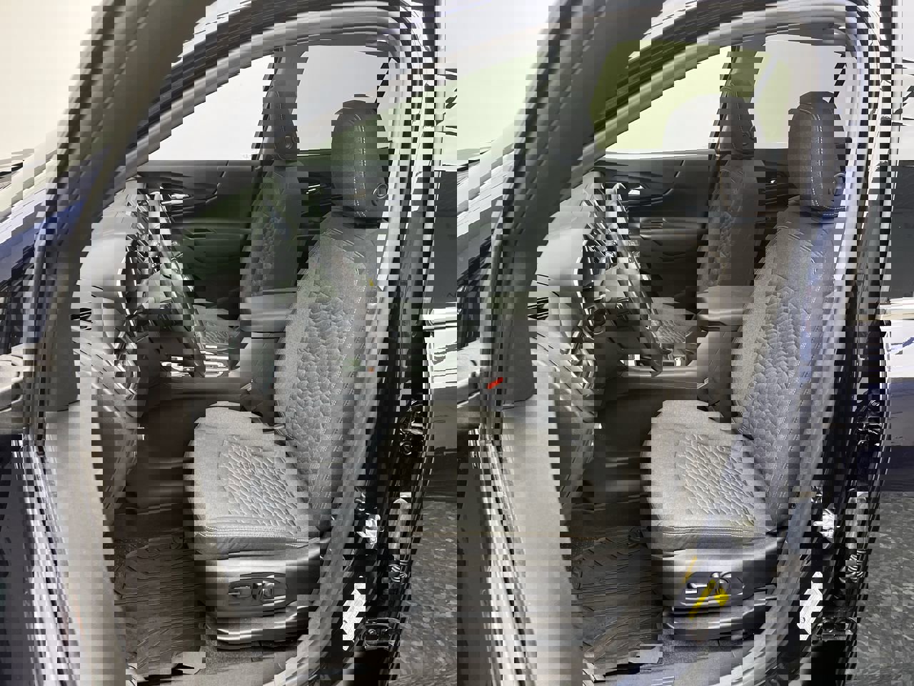 Used 2020 Chevrolet Equinox LT image 10