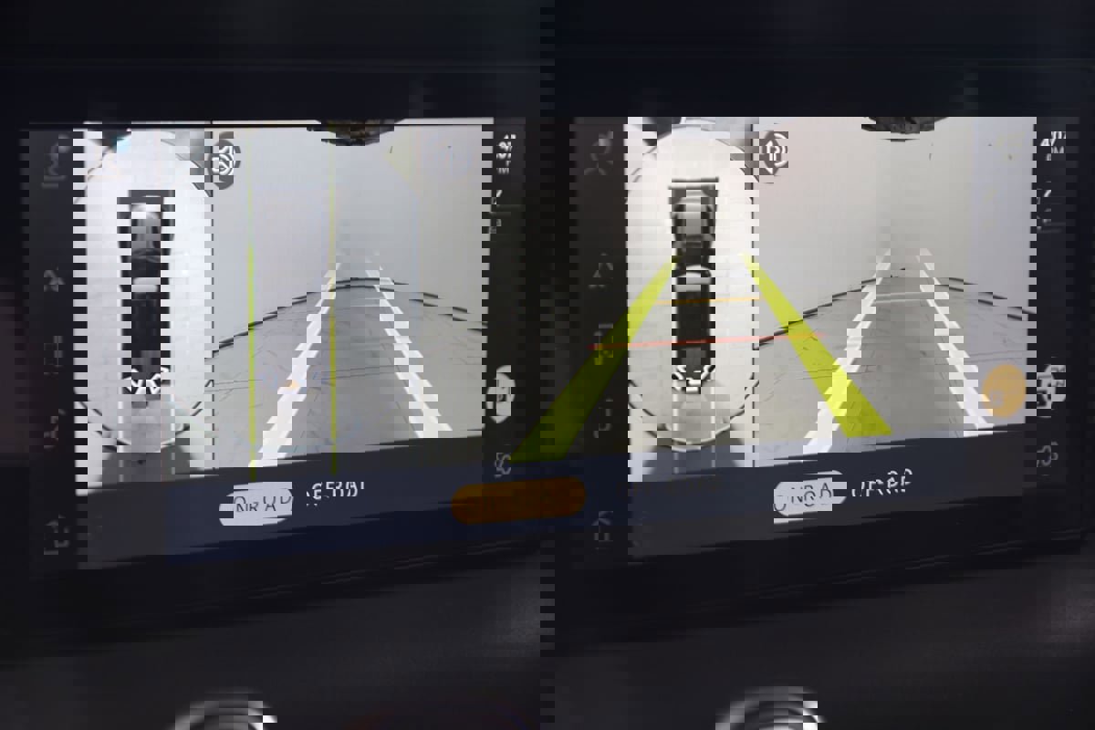 Used 2023 Land Rover Defender 110 SE image 10