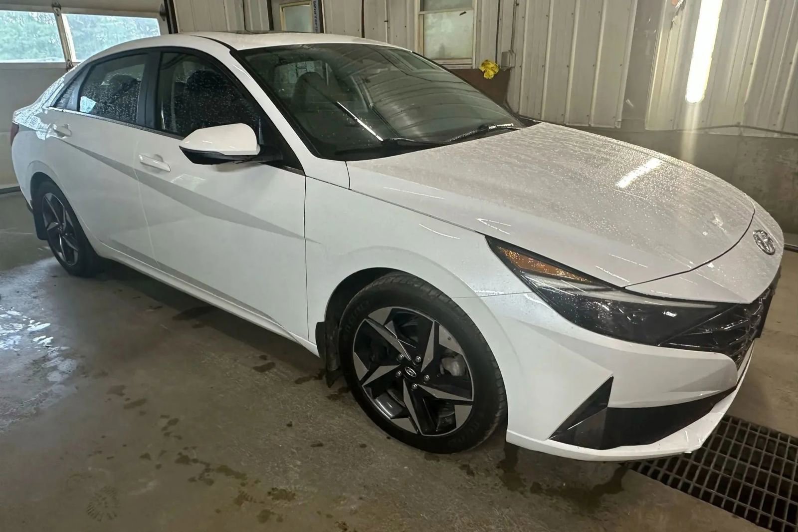 Used 2021 Hyundai Elantra Limited image 2