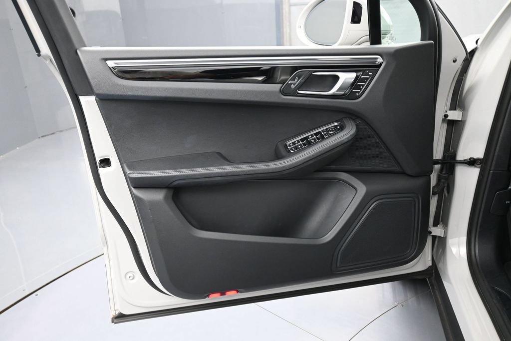 Certified 2023 Porsche Macan Turbo AWD/4WD image 15