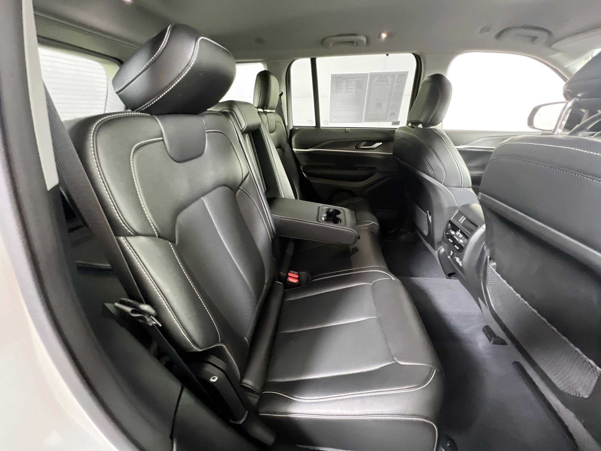 Used 2023 Jeep Grand Cherokee Limited w/ Luxury Tech Group II AWD/4WD image 26