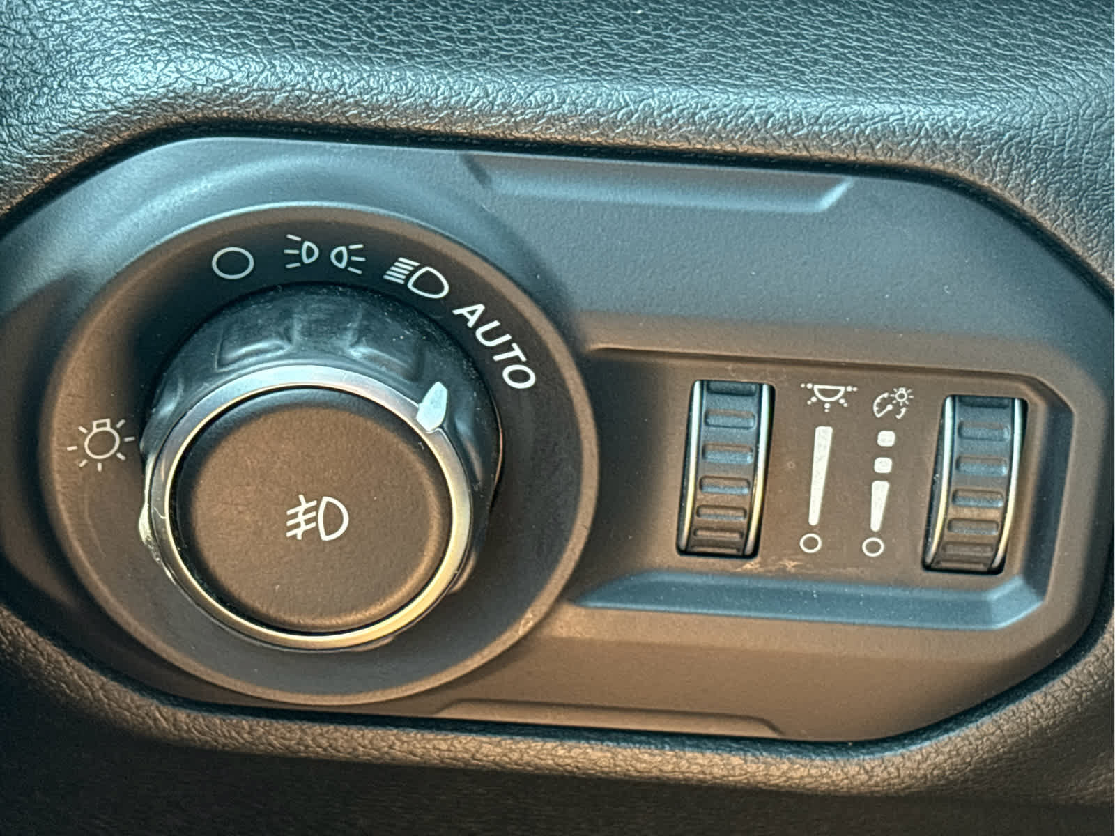 Used 2018 Jeep Wrangler Unlimited Sahara AWD/4WD image 25