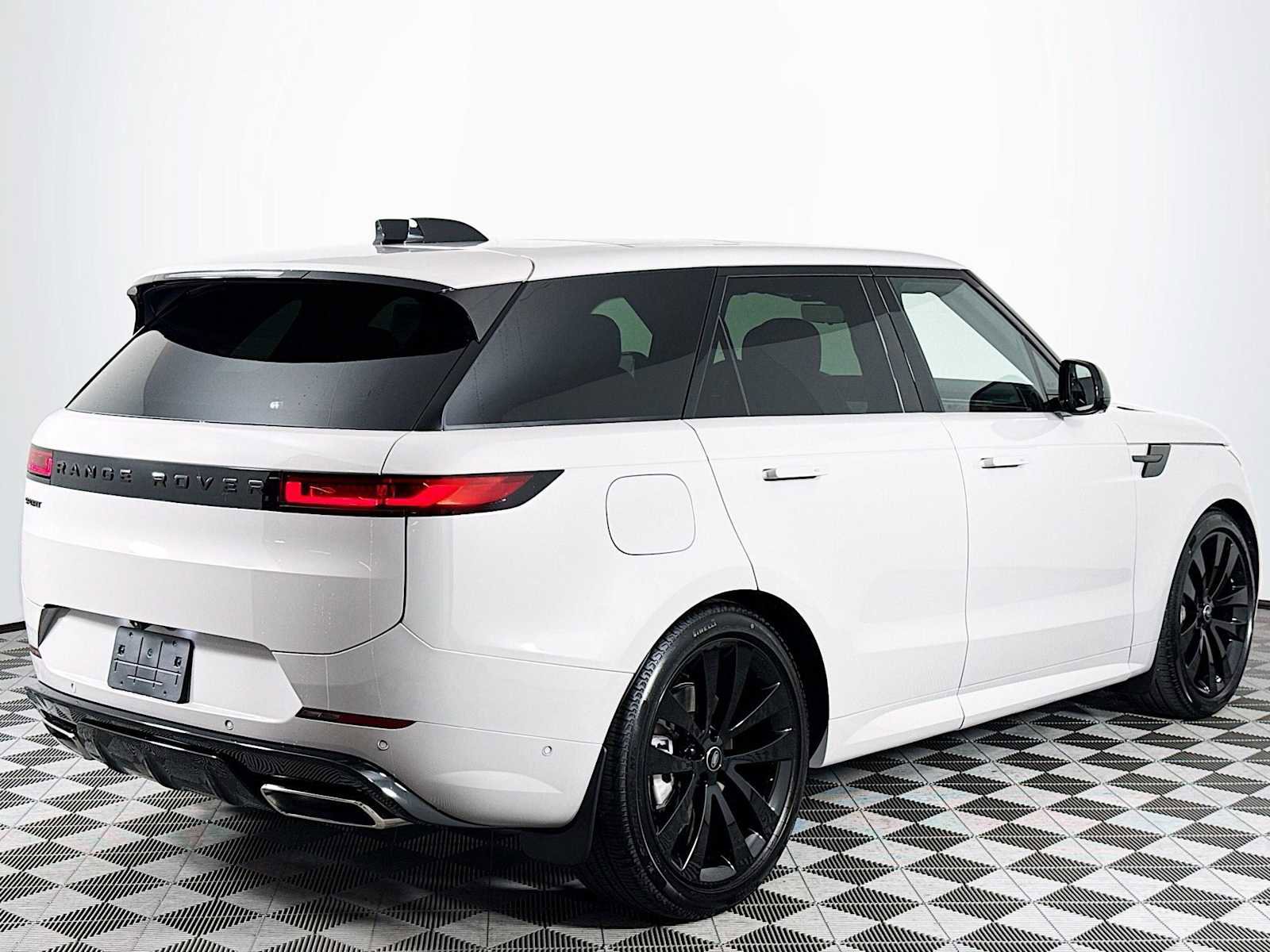 Used 2025 Land Rover Range Rover Sport Dynamic SE image 5