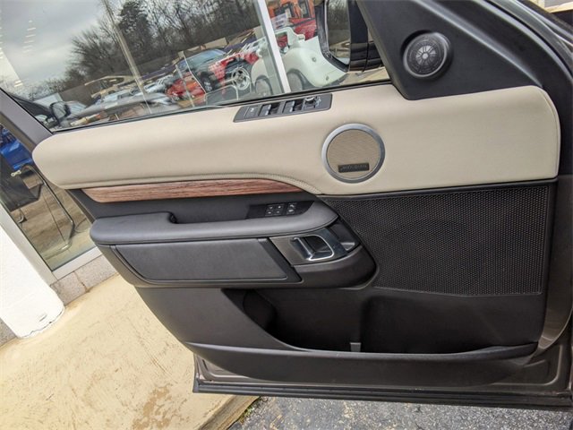 Used 2017 Land Rover Discovery HSE image 25