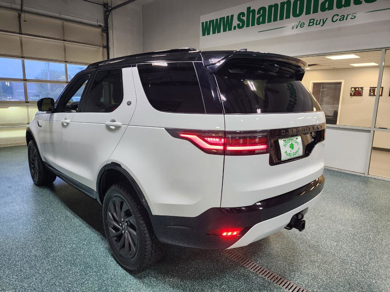 Used 2022 Land Rover Discovery S R-Dynamic image 9