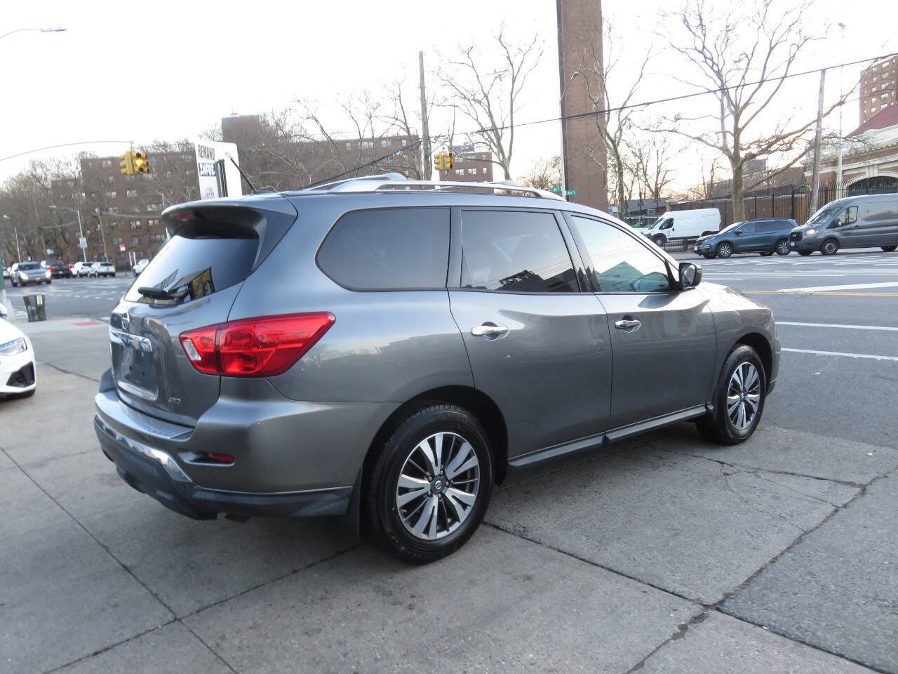 Used 2017 Nissan Pathfinder S image 4