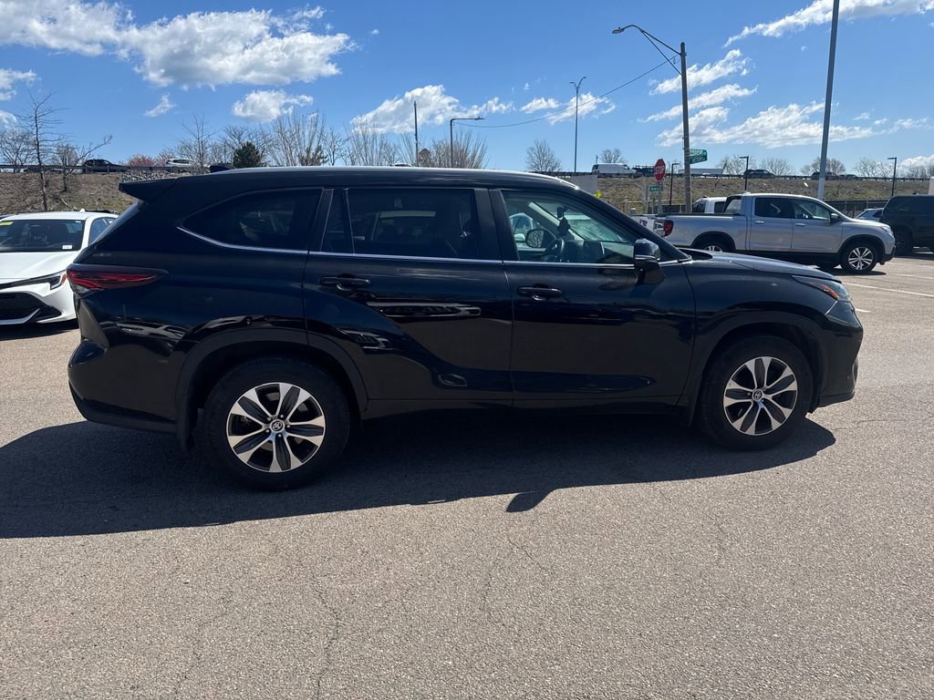 Used 2024 Toyota Highlander XLE AWD/4WD image 5