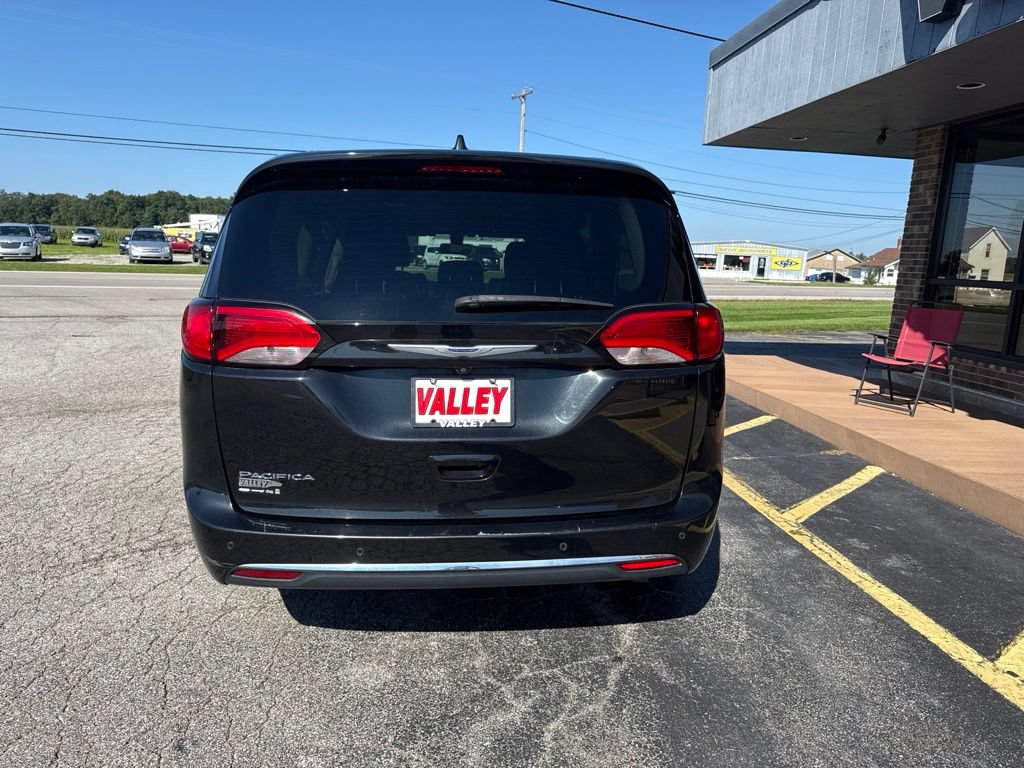 Used 2020 Chrysler Pacifica Touring-L FWD image 5