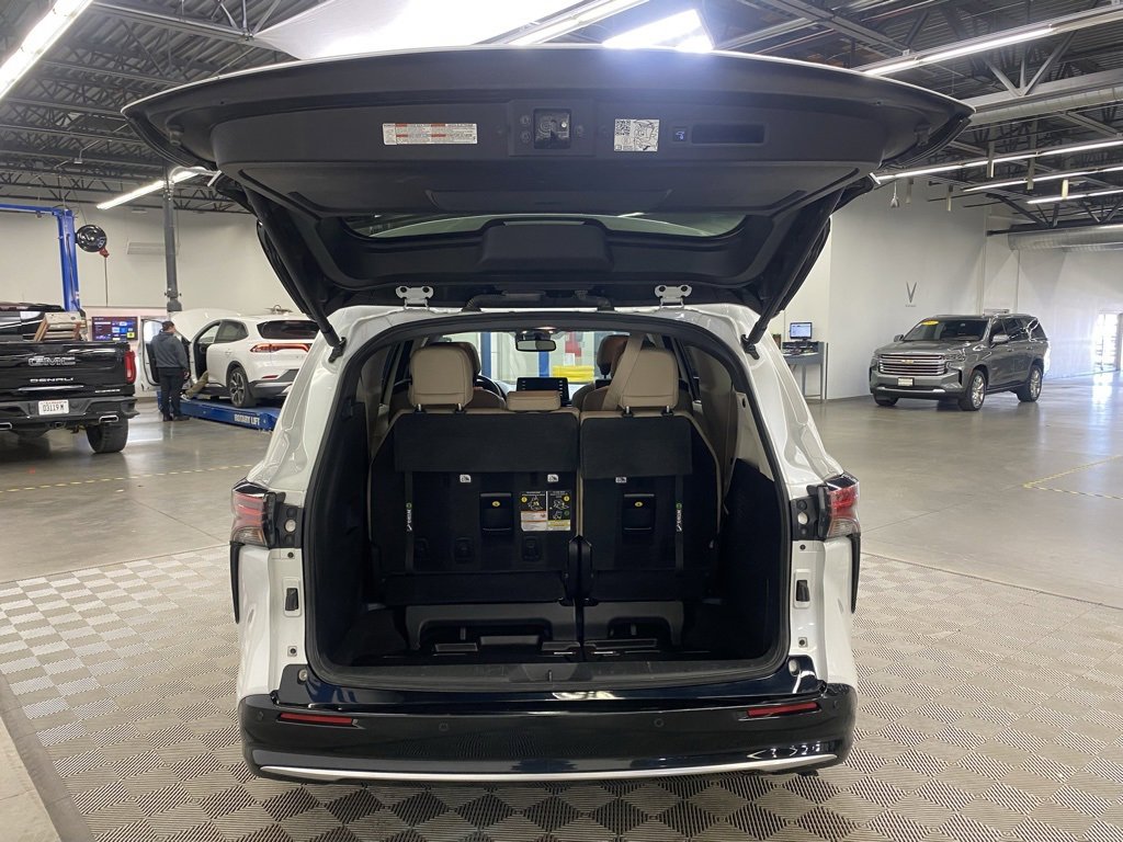 Used 2022 Toyota Sienna Limited image 8