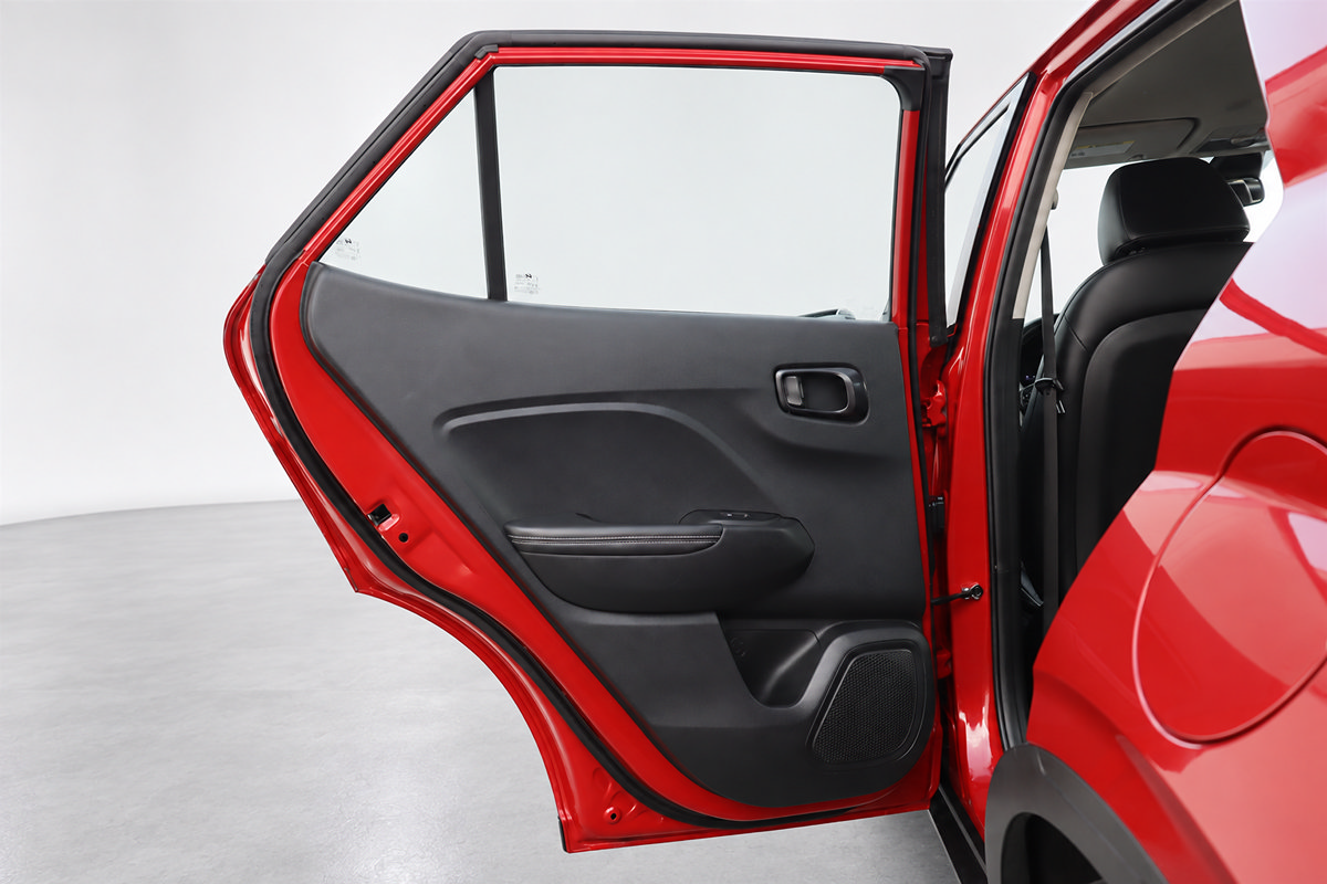 Used 2022 Hyundai Venue Limited FWD image 16