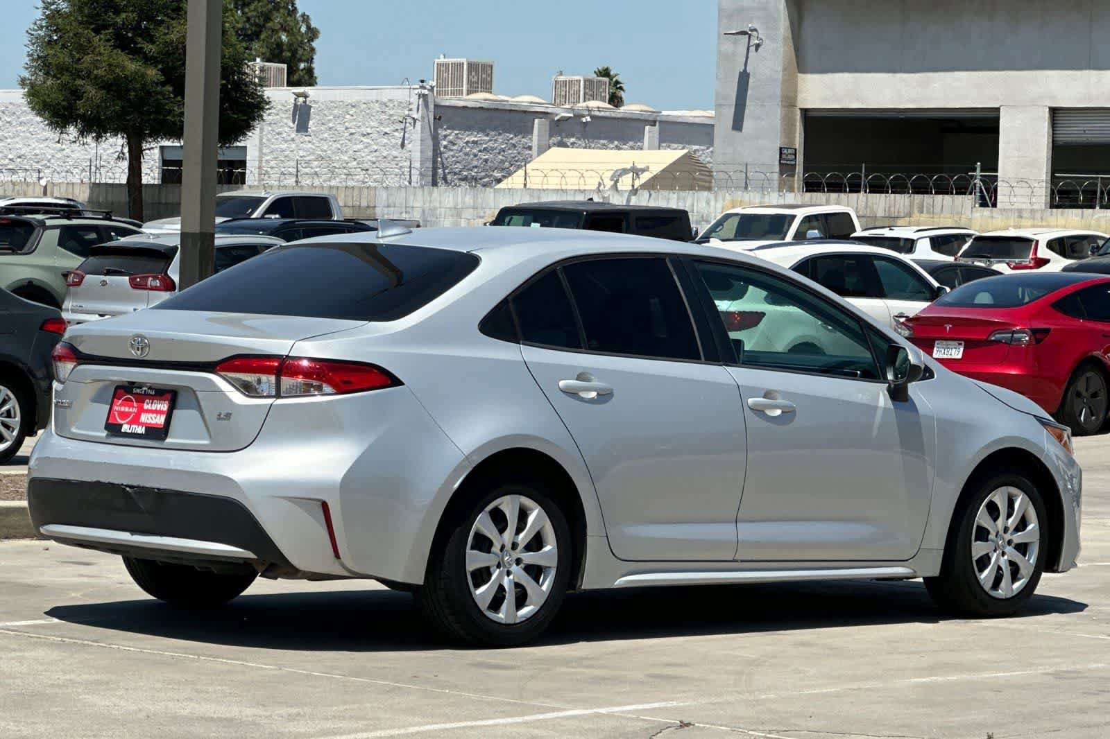 Used 2020 Toyota Corolla LE FWD image 3