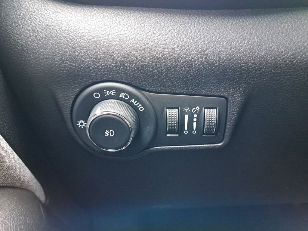 Used 2023 Jeep Compass Latitude image 30