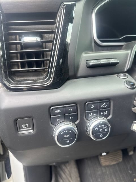Used 2022 GMC Sierra 1500 AT4 w/ AT4 Premium Package AWD/4WD image 3