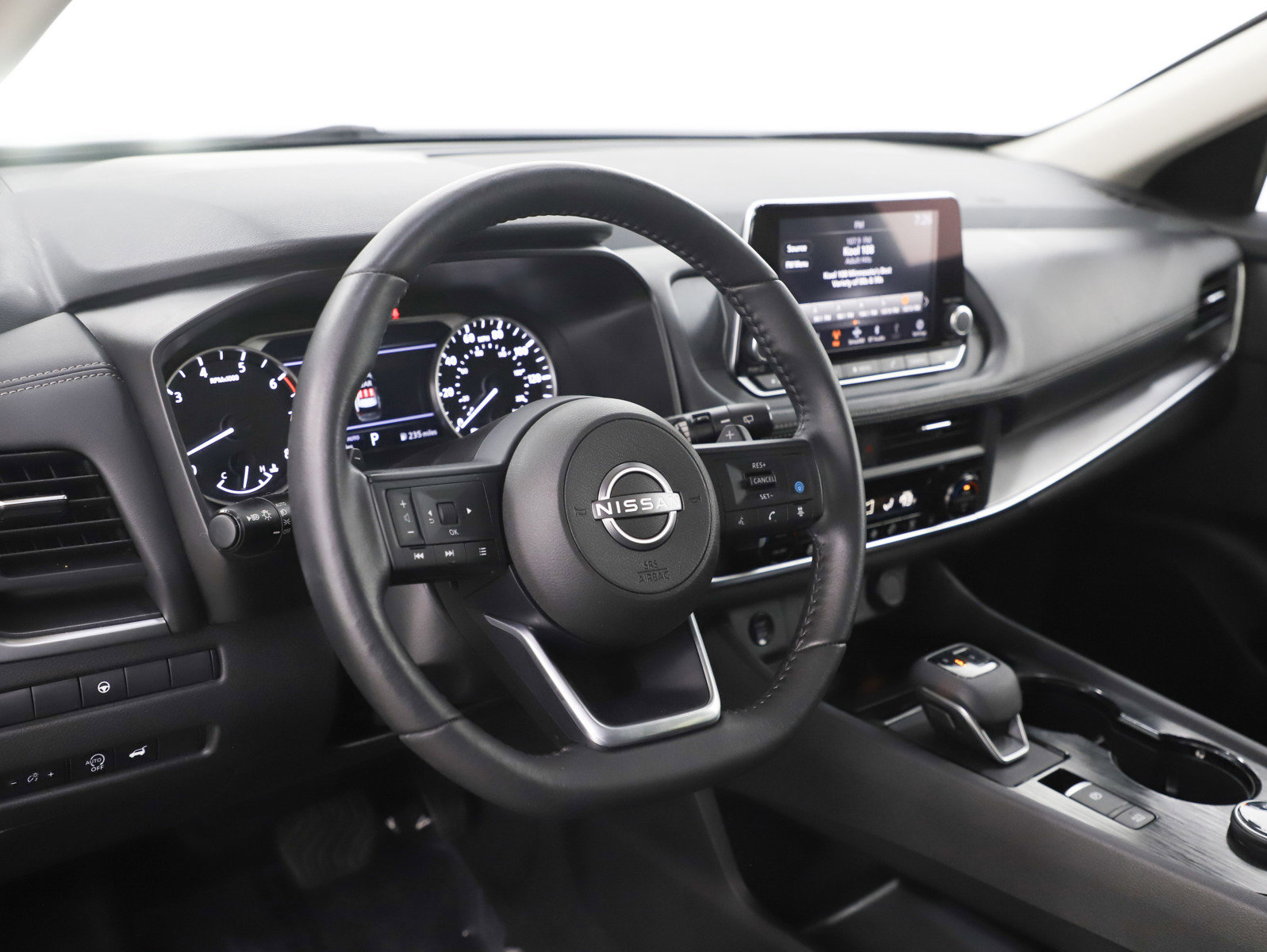 Used 2024 Nissan Rogue SV w/ SV Premium Package image 21