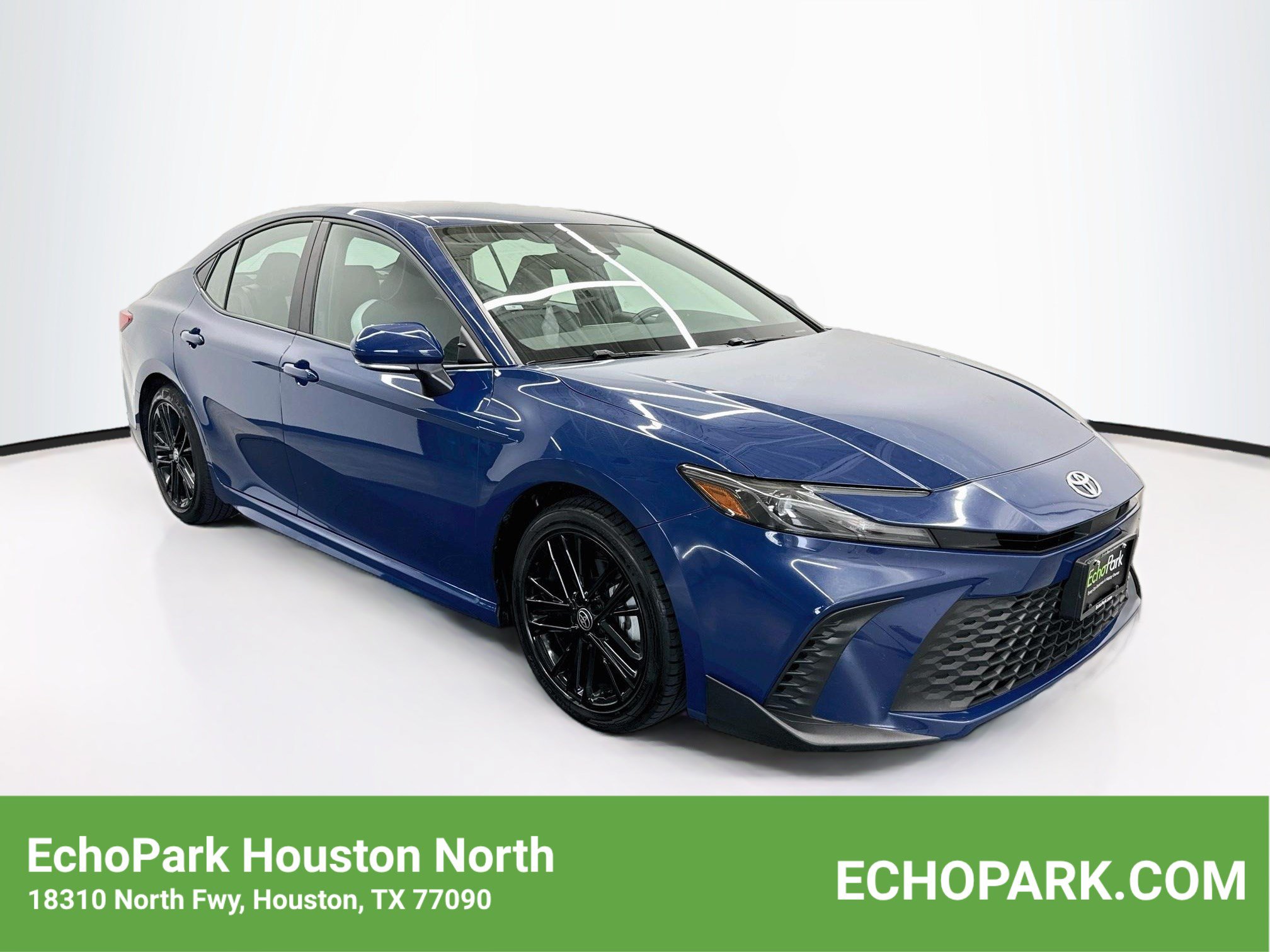 Used 2025 Toyota Camry SE FWD image 1