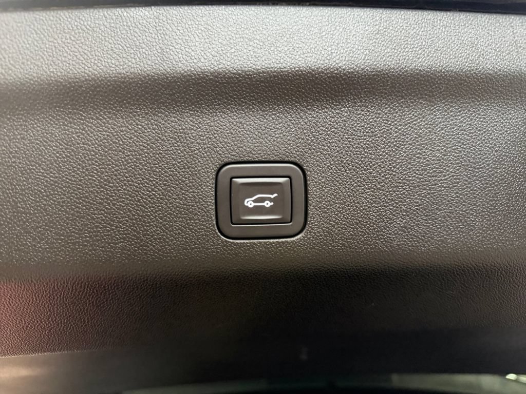 Used 2025 Chevrolet Suburban High Country AWD/4WD image 34