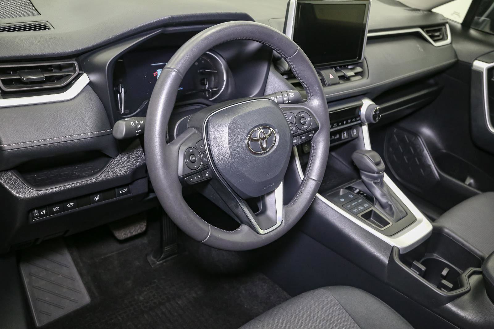Used 2024 Toyota RAV4 XLE w/ Convenience Package image 24
