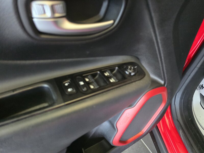 Used 2020 Jeep Renegade Trailhawk w/ Cold Weather Group AWD/4WD image 29