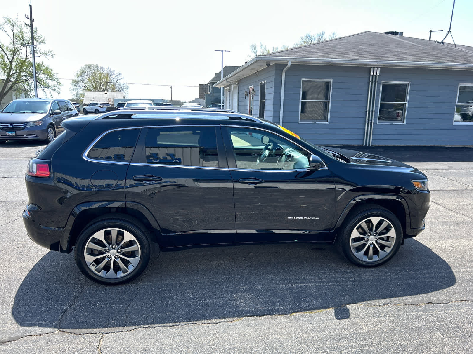 Used 2019 Jeep Cherokee Overland w/ Technology Group AWD/4WD image 3