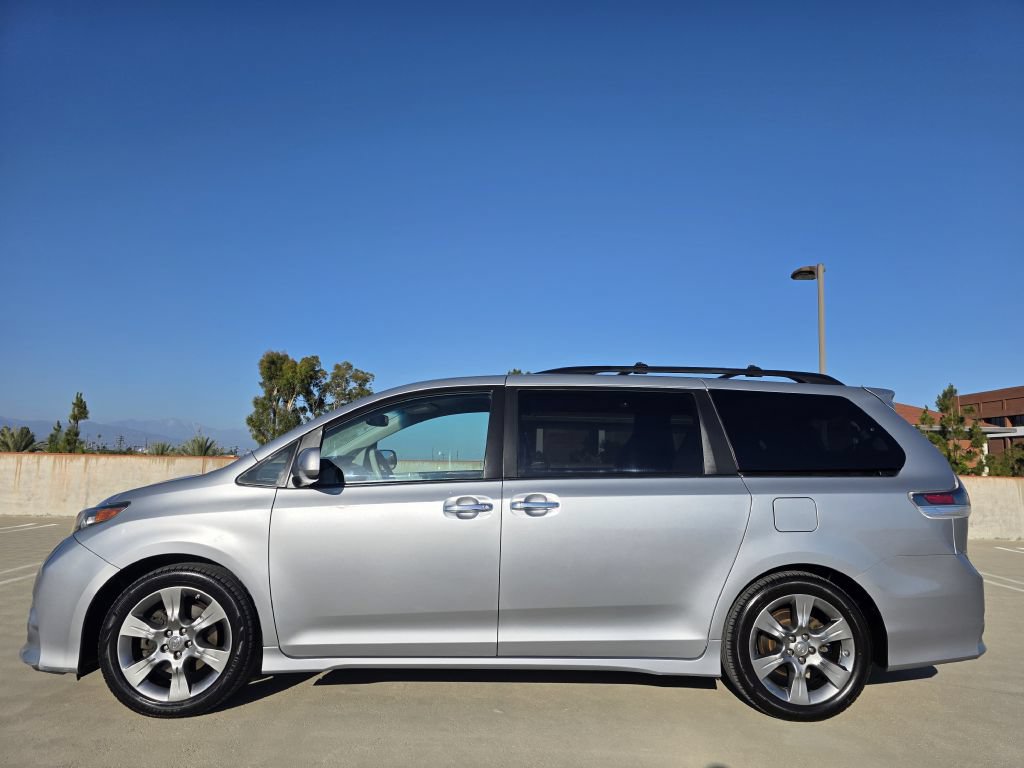 Used 2014 Toyota Sienna SE FWD image 7