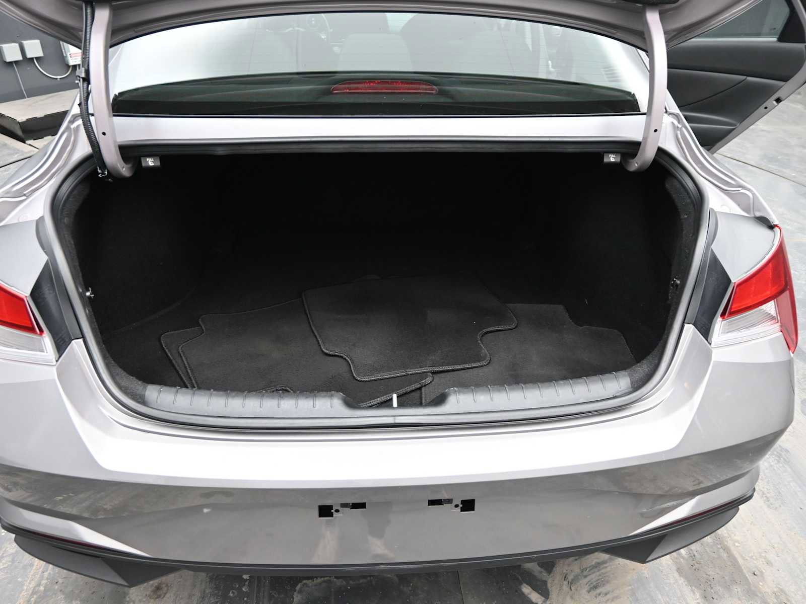 Used 2023 Hyundai Elantra SEL w/ Convenience Package image 13