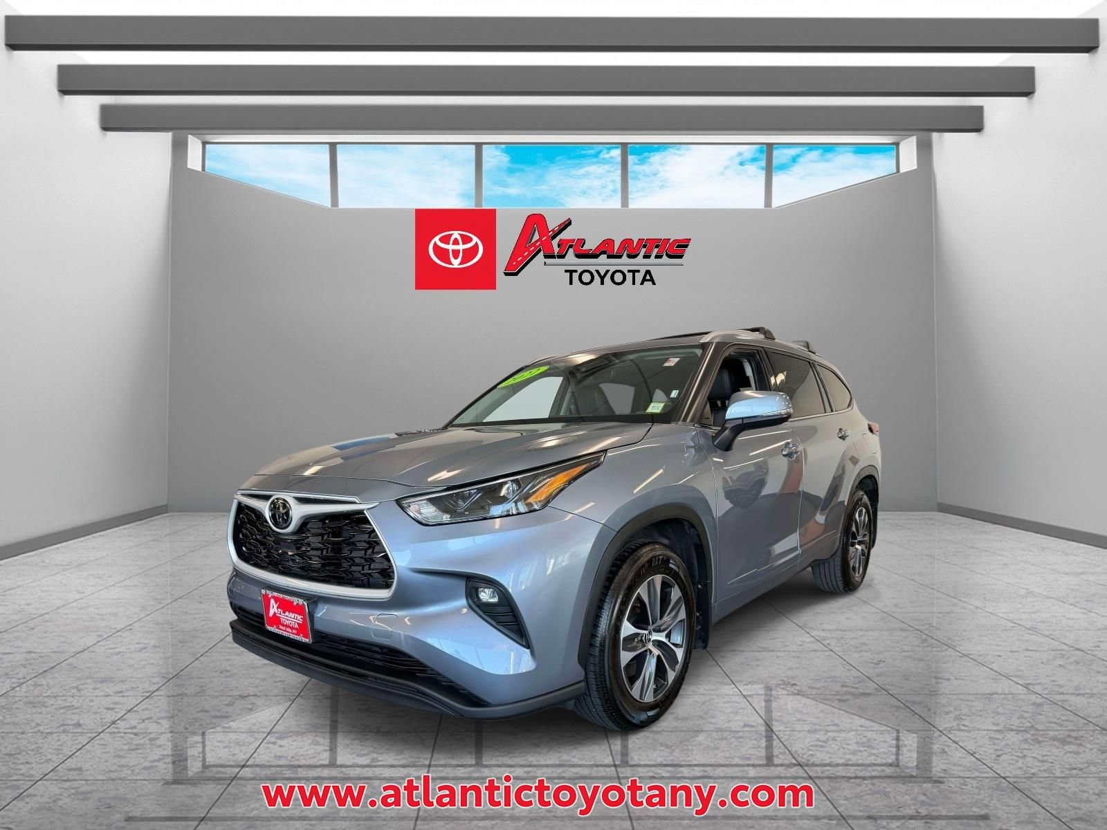 Used 2022 Toyota Highlander XLE image 2