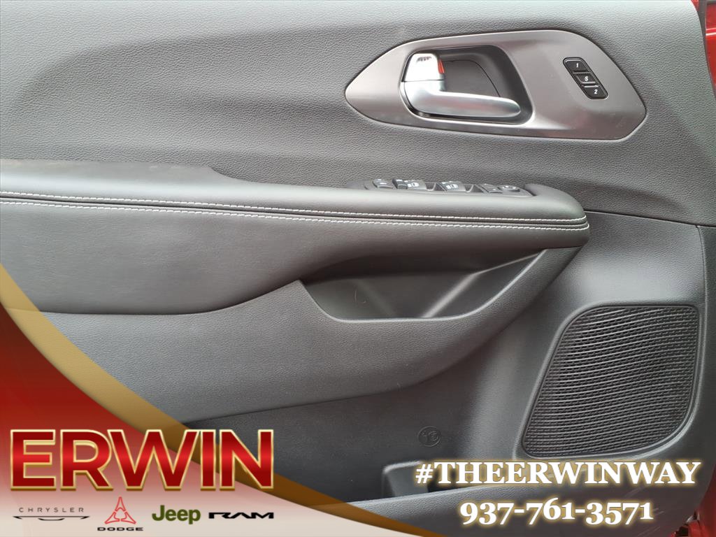 New 2026 Chrysler Pacifica Select w/ S Appearance Package image 8