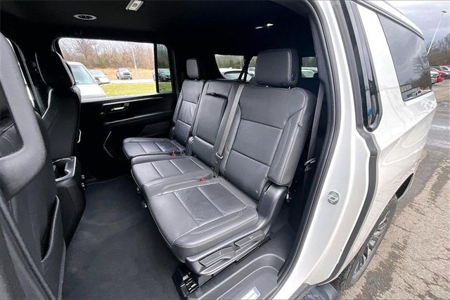 Used 2025 Chevrolet Suburban Z71 image 22