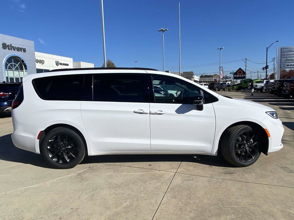 New 2026 Chrysler Pacifica Select w/ S Appearance Package FWD image 38