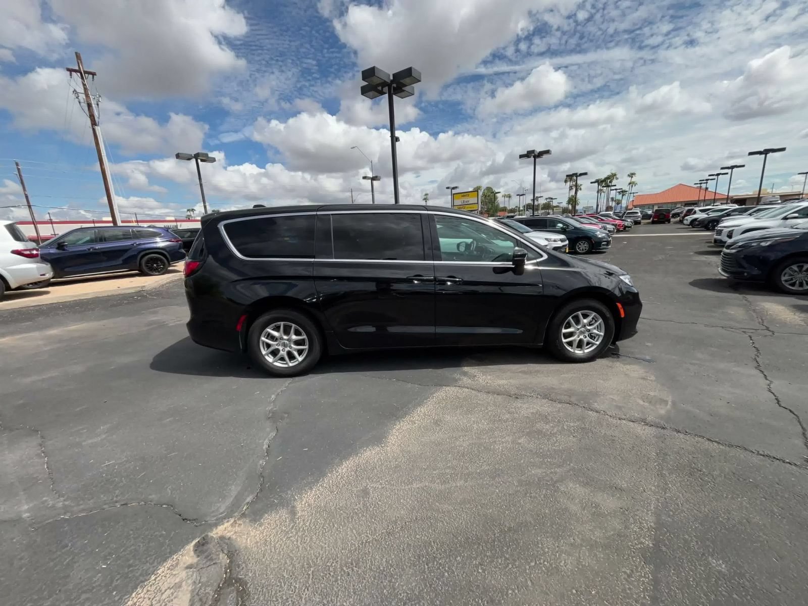 Used 2025 Chrysler Pacifica Select FWD image 15