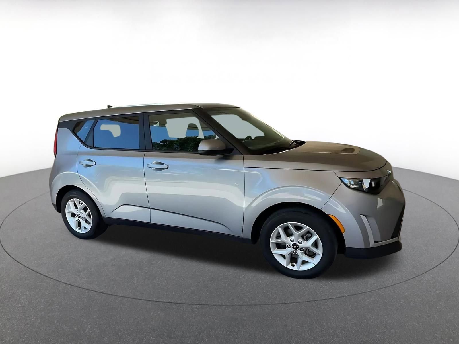 Used 2025 Kia Soul LX w/ LX Technology Package FWD image 2
