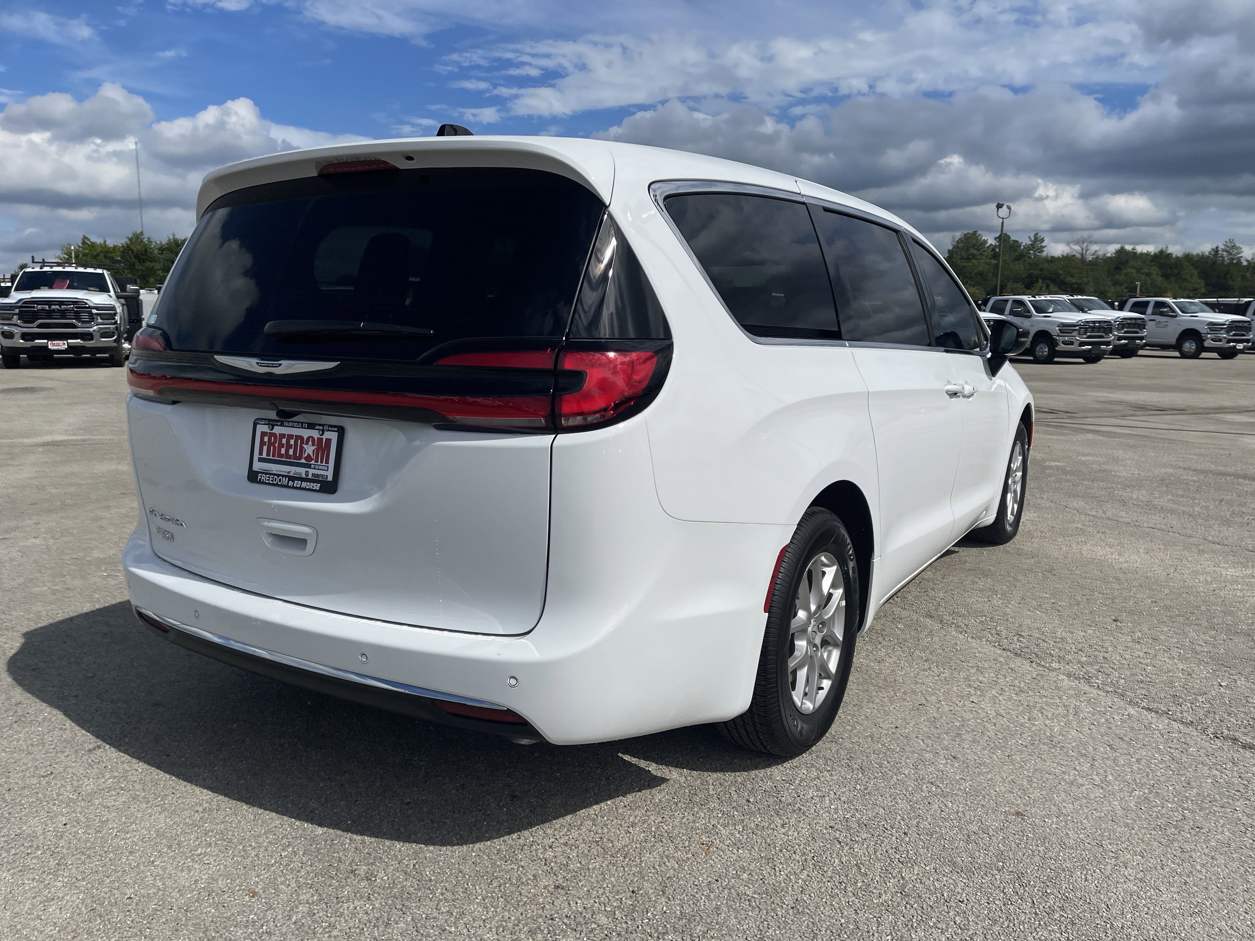 New 2026 Chrysler Pacifica Select FWD image 4