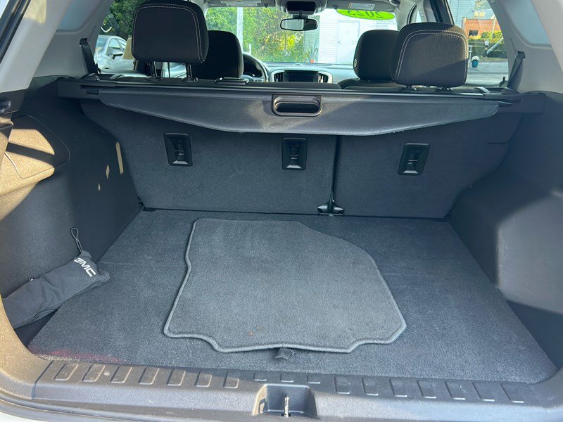 Used 2023 GMC Terrain SLE w/ Driver Convenience Package image 12