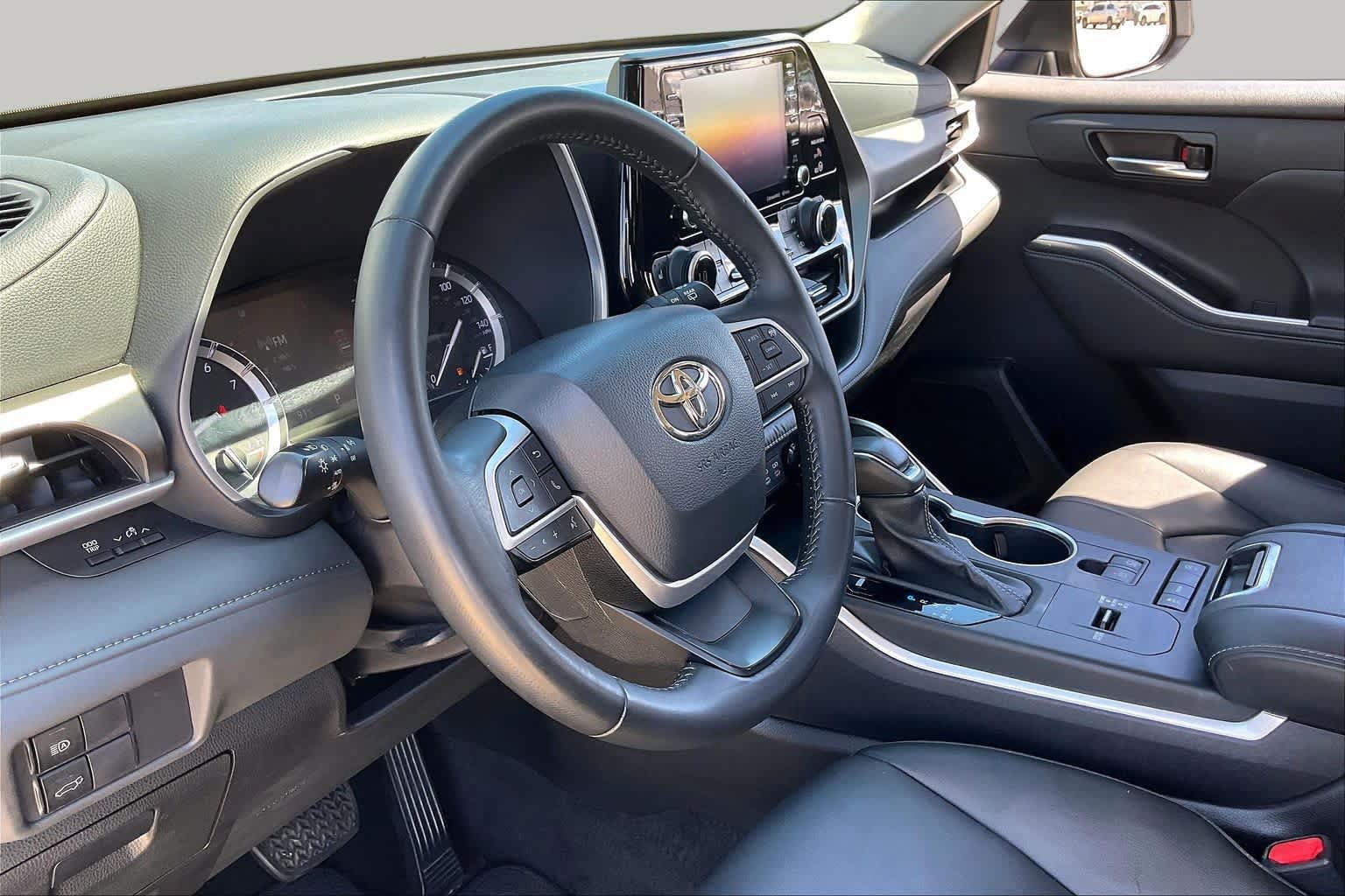 Used 2022 Toyota Highlander XLE FWD image 18