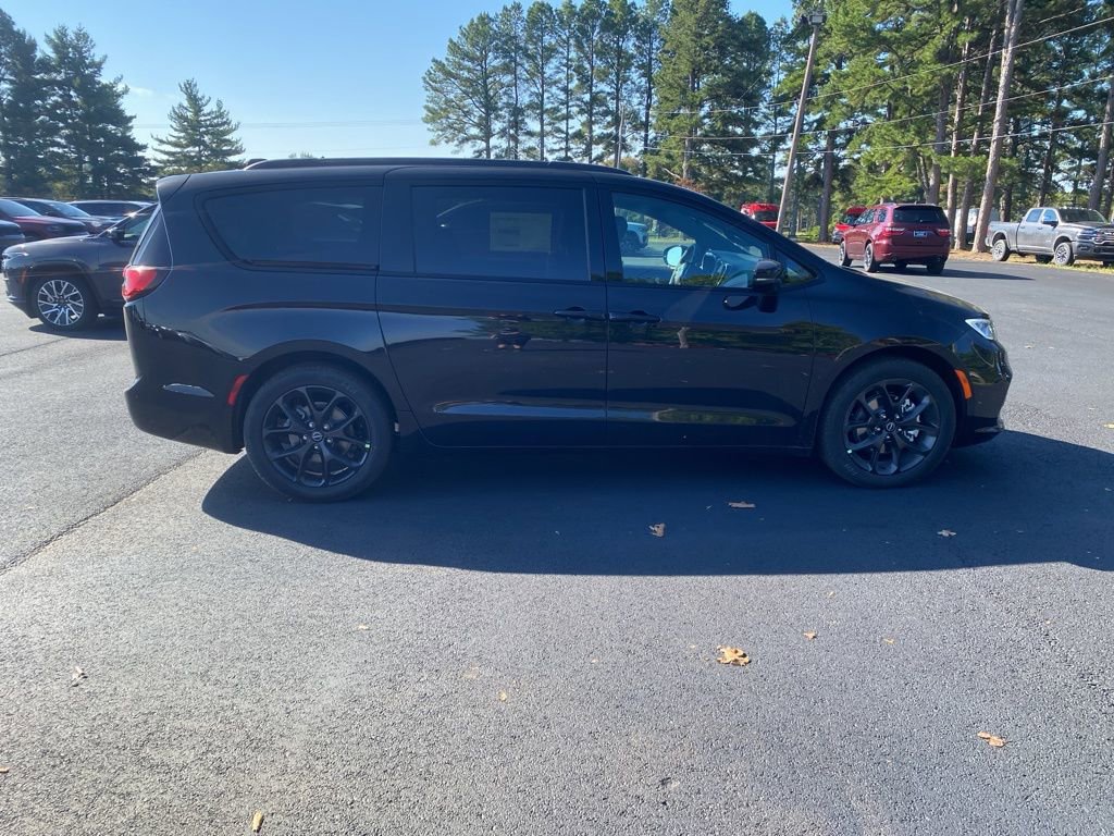 New 2026 Chrysler Pacifica Select w/ S Appearance Package image 4