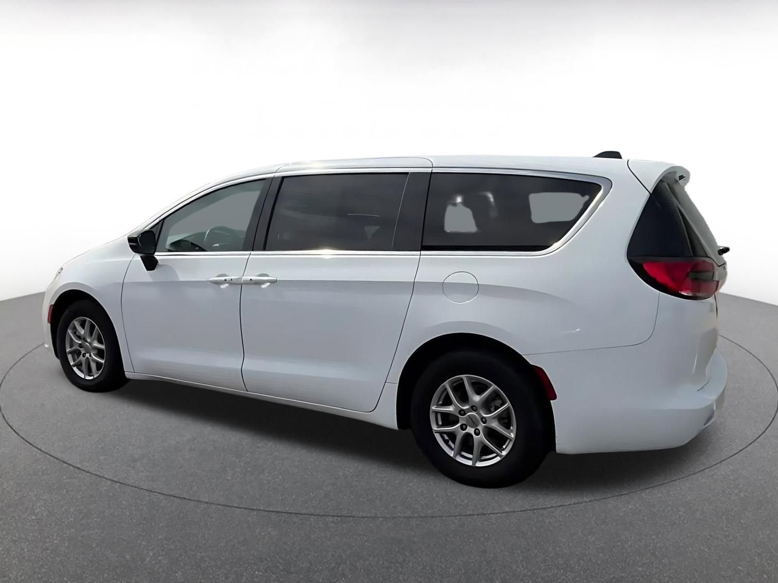 Used 2024 Chrysler Pacifica Touring-L image 10