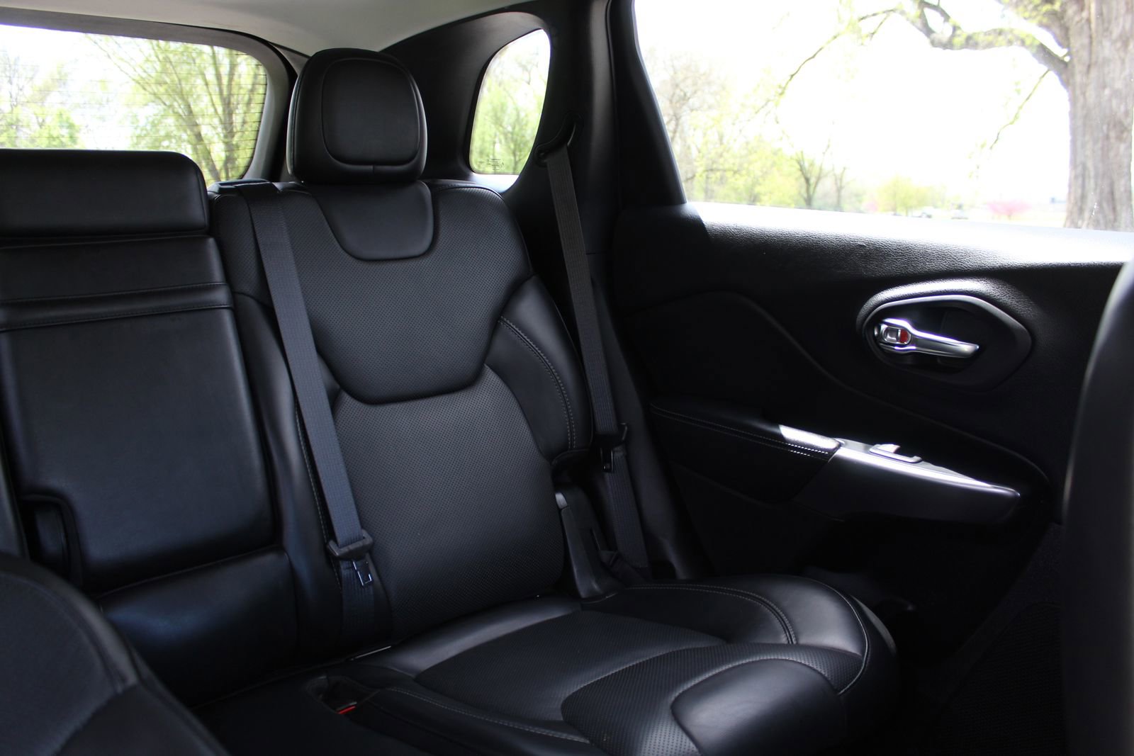 Used 2019 Jeep Cherokee Overland w/ Technology Group image 14