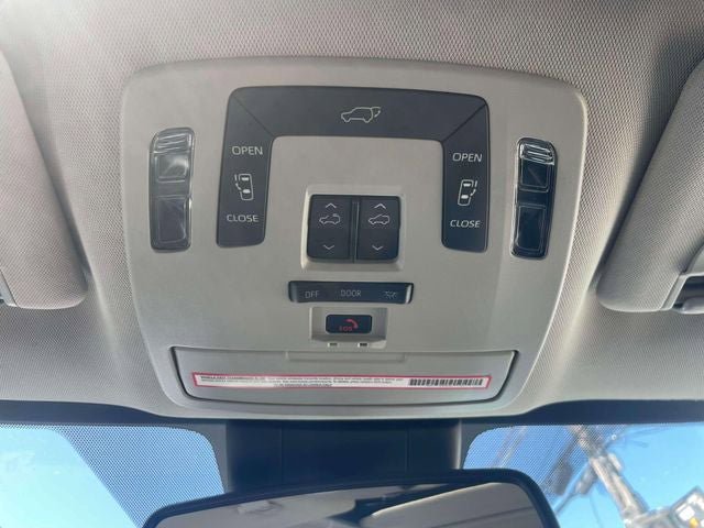 Used 2023 Toyota Sienna XLE FWD image 31