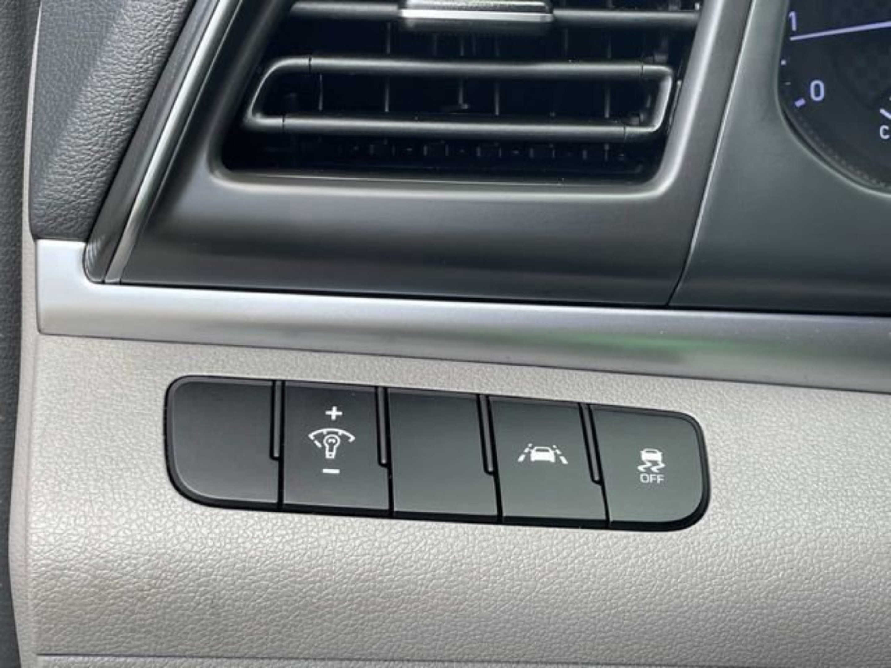 Used 2020 Hyundai Elantra SE FWD image 21