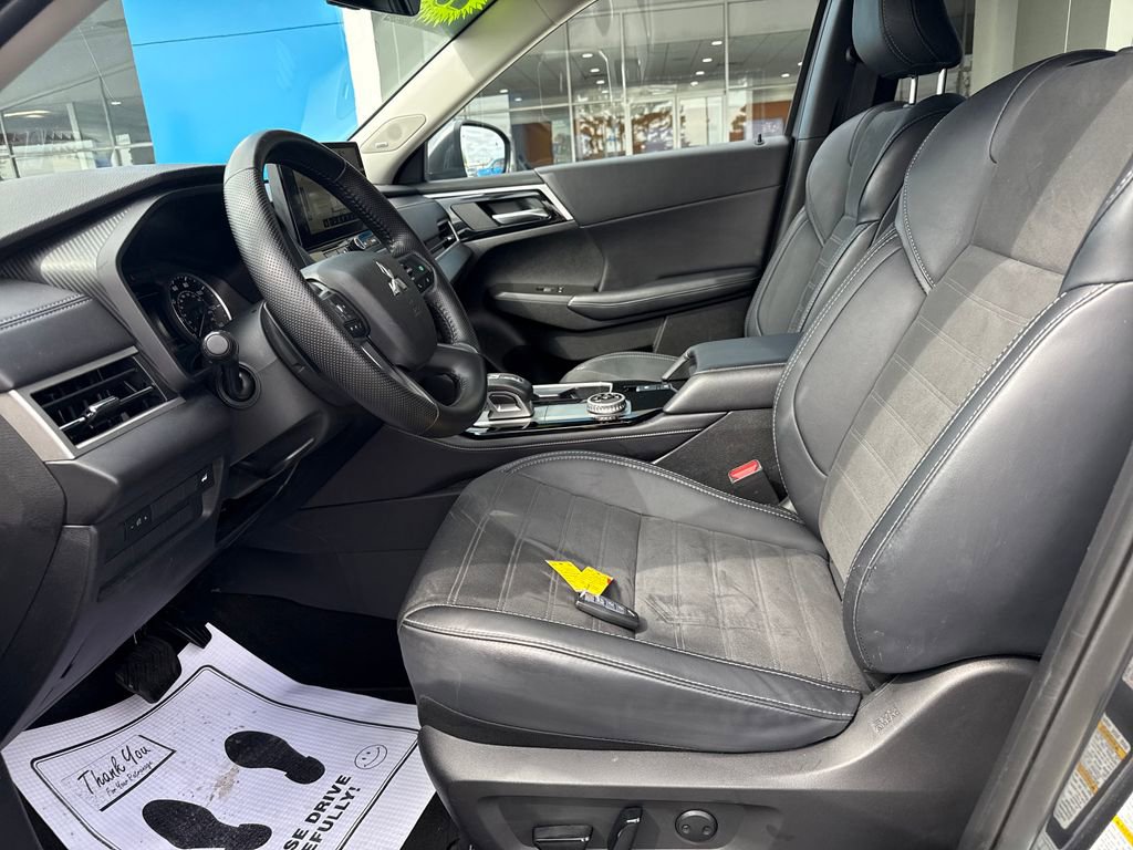Used 2025 Mitsubishi Outlander SE image 10