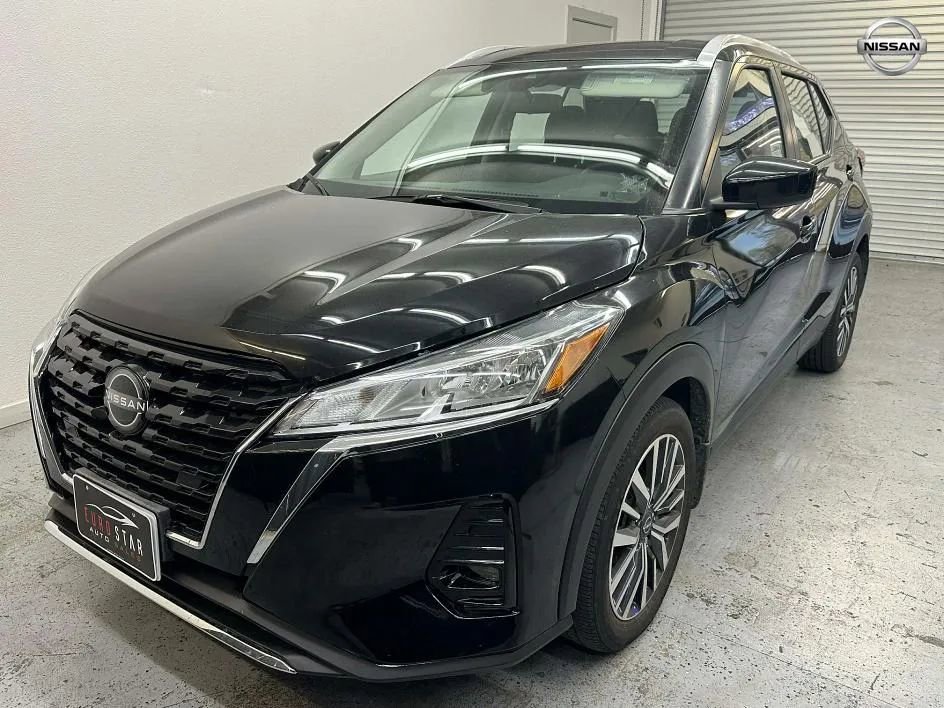 Used 2023 Nissan Kicks SV image 3