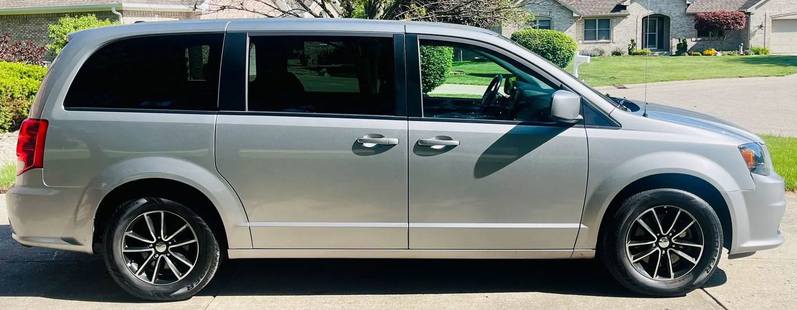 Used 2018 Dodge Grand Caravan SE FWD image 2