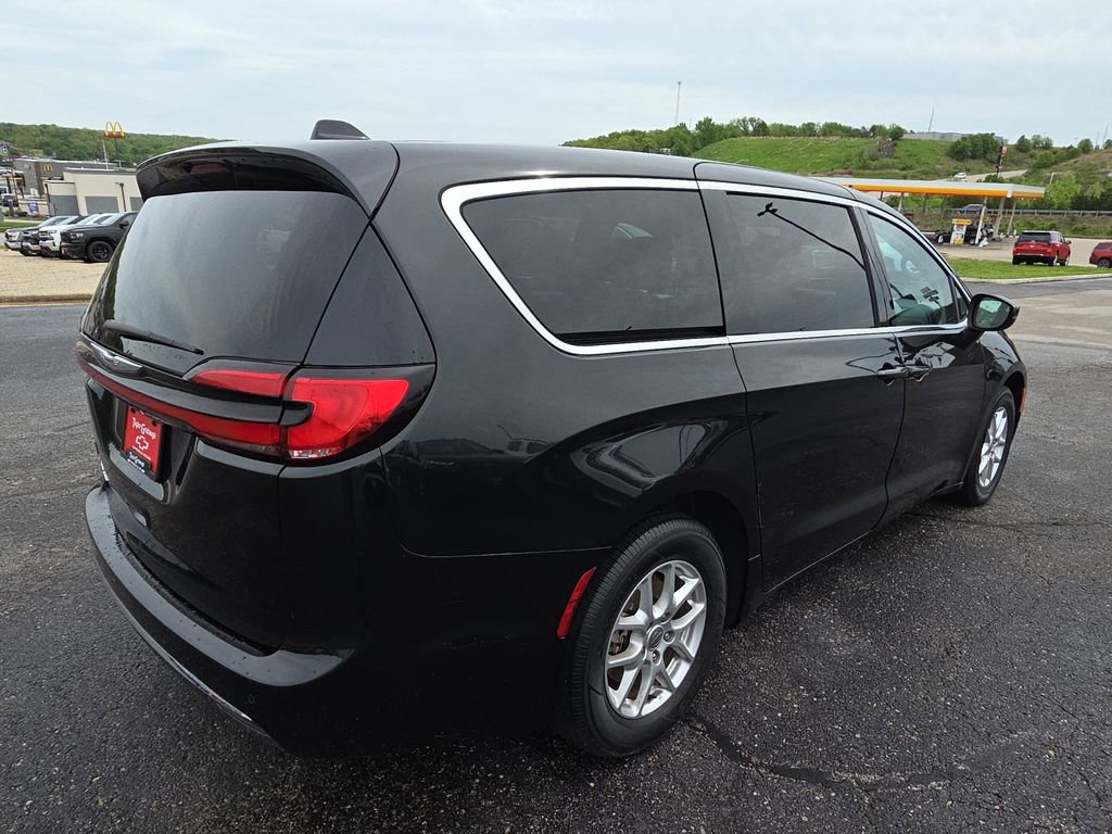 Used 2023 Chrysler Pacifica Touring-L FWD image 8