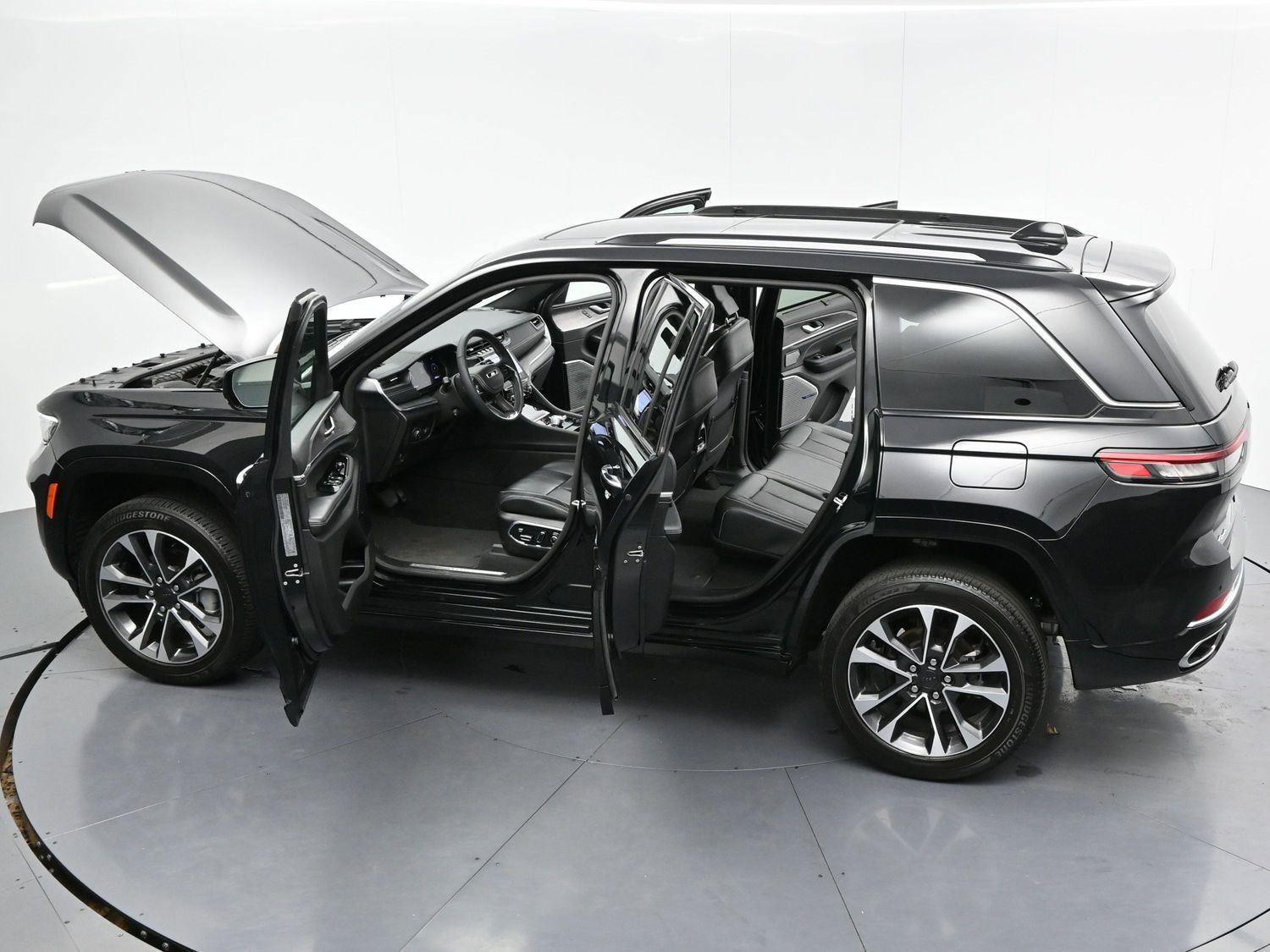 Used 2023 Jeep Grand Cherokee Overland w/ Luxury Tech Group IV AWD/4WD image 37