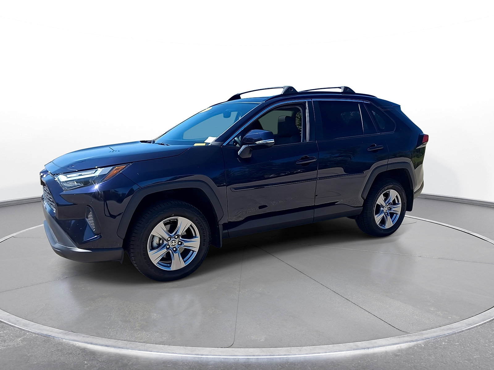 Used 2022 Toyota RAV4 XLE w/ Convenience Package FWD image 4