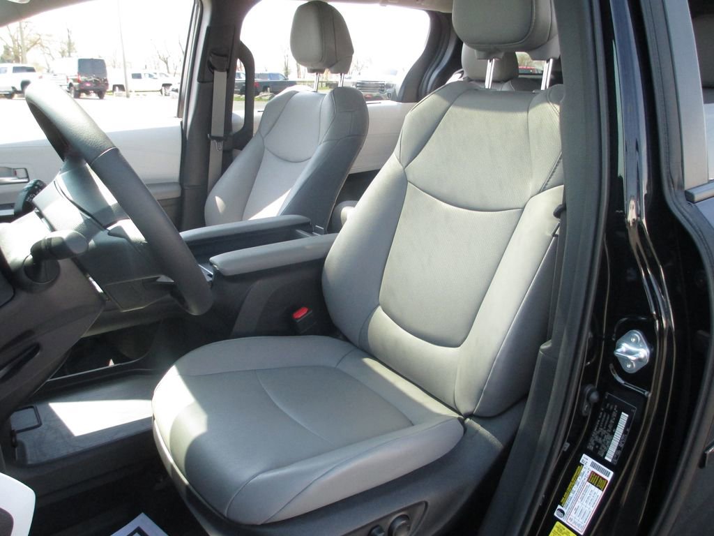 Used 2025 Toyota Sienna XLE w/ XLE Plus Package image 18