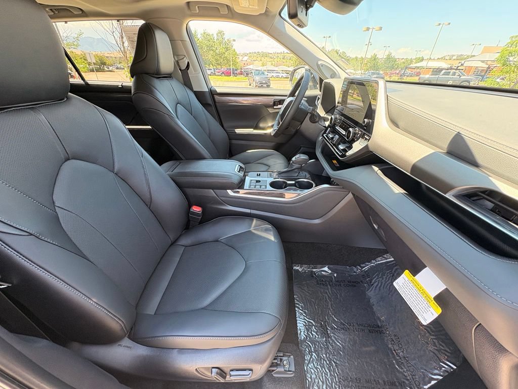 Used 2026 Toyota Highlander Limited AWD/4WD image 32