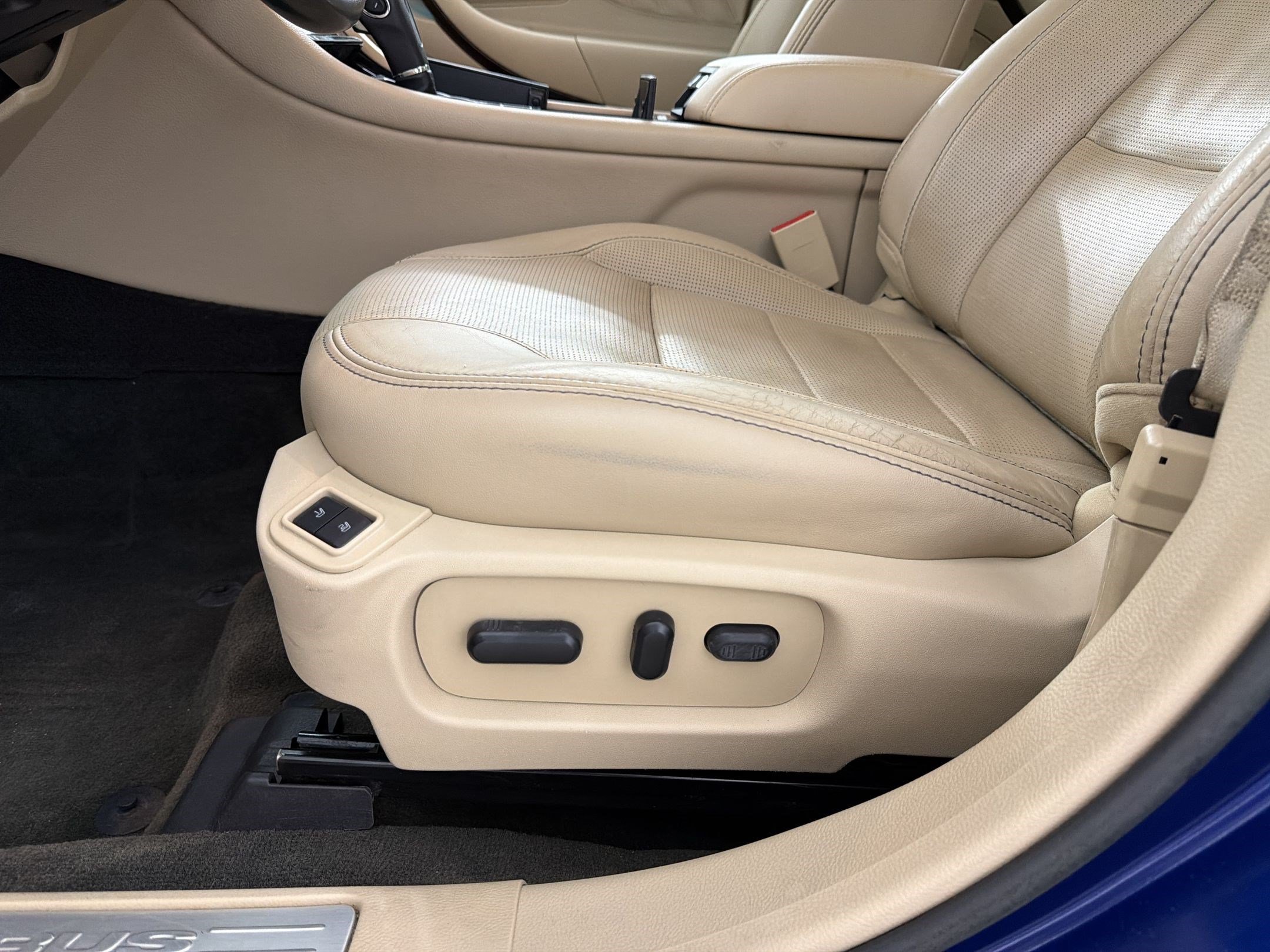 Used 2013 Ford Taurus Limited FWD image 14