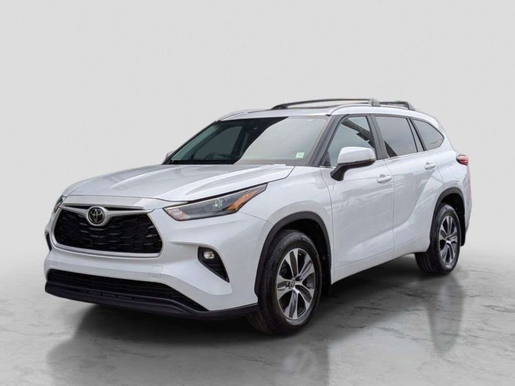 Used 2023 Toyota Highlander XLE AWD/4WD image 2
