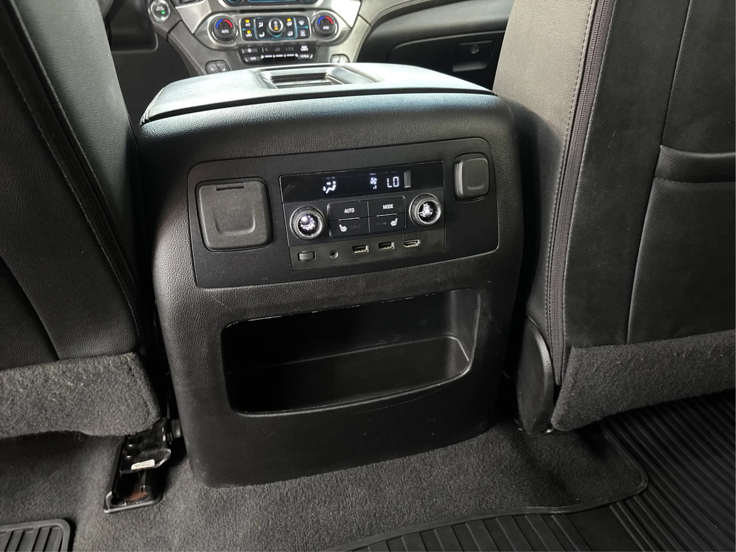 Used 2019 Chevrolet Suburban Premier AWD/4WD image 26